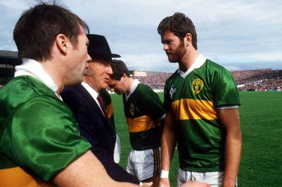 Paidi O'Se introduces President Patrick Hillary to Eoin Liston before the 1985 Final