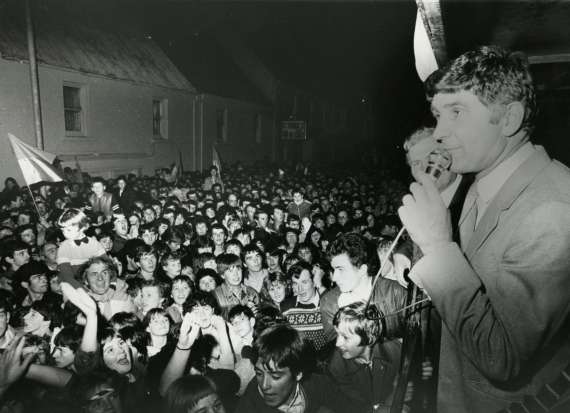 Mick ODwyer talks to the crowd in Tralee after victory in 1984